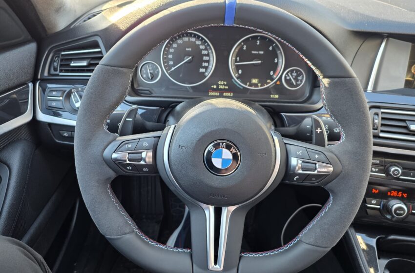 BMW F10 – Ретрофит Aftermarket M волан с пера