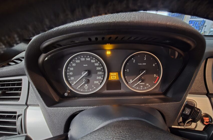 Изключване на EPB (електрическа ръчна спирачка) – BMW E70